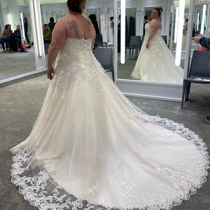 Beautiful wedding gown Never worn